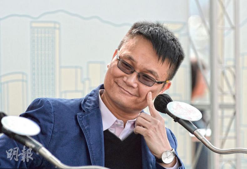 新聞統籌專員馮煒光以「個人身分」出席《城市論壇》,蜜運中嘅佢喺節目中不時微笑,仲乘機讀出愛的宣言。(盧翊銘攝) 新聞統籌專員馮煒光以「個人身分」出席《城市論壇》,蜜運中嘅佢喺節目中不時微笑,仲乘機讀出愛的宣言。(盧翊銘攝)