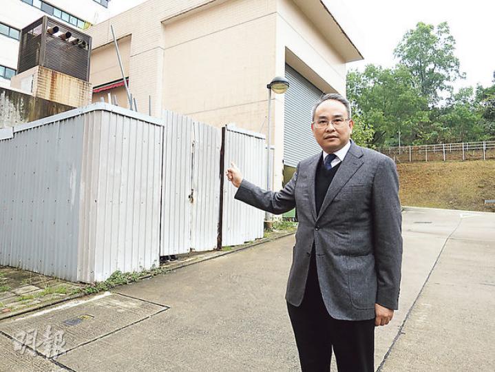 醫管局高級行政經理(工程)源柏樑表示,電熱聯供系統設備將安裝於他後方、用圍板圍起的位置,設備房面積約50平方米,設備及工程將耗資1300萬元。(黎芷欣攝) 醫管局高級行政經理(工程)源柏樑表示,電熱聯供系統設備將安裝於他後方、用圍板圍起的位置,設備房面積約50平方米,設備及工程將耗資1300萬元。(黎芷欣攝)