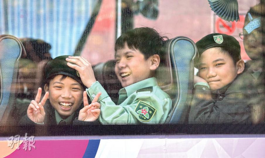 穿上淺綠色長袖制服、頭戴貝雷帽、左臂縫上一個「香港青少年軍(HONG KONG ARMY CADETS)」團隊徽章的香港青少年軍總會成員,昨日由旅遊巴接載往昂船洲解放軍營參加成立典禮,部分成員為小學生,甫見記者拍攝即露出純真的笑容,一臉稚氣。(余俊亮攝)香港青少年軍總會榮譽贊助人特首梁振英(右)昨午與身兼總司令的太太唐青儀(左)到場,梁太身穿總會的綠色制服,在典禮中帶領成員宣讀包括「建設香港,報效祖國」的誓辭。(余俊亮攝)(明報製圖) 穿上淺綠色長袖制服、頭戴貝雷帽、左臂縫上一個「香港青少年軍(HONG KONG ARMY CADETS)」團隊徽章的香港青少年軍總會成員,昨日由旅遊巴接載往昂船洲解放軍營參加成立典禮,部分成員為小學生,甫見記者拍攝即露出純真的笑容,一臉稚氣。(余俊亮攝)香港青少年軍總會榮譽贊助人特首梁振英(右)昨午與身兼總司令的太太唐青儀(左)到場,梁太身穿總會的綠色制服,在典禮中帶領成員宣讀包括「建設香港,報效祖國」的誓辭。(余俊亮攝)(明報製圖)