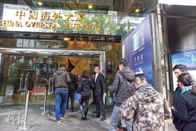 中海外西營盤星鑽昨日首輪銷售100伙,現場所見,已入票人士一早到達售樓廠準備認購。(陳淑安攝) 中海外西營盤星鑽昨日首輪銷售100伙,現場所見,已入票人士一早到達售樓廠準備認購。(陳淑安攝)