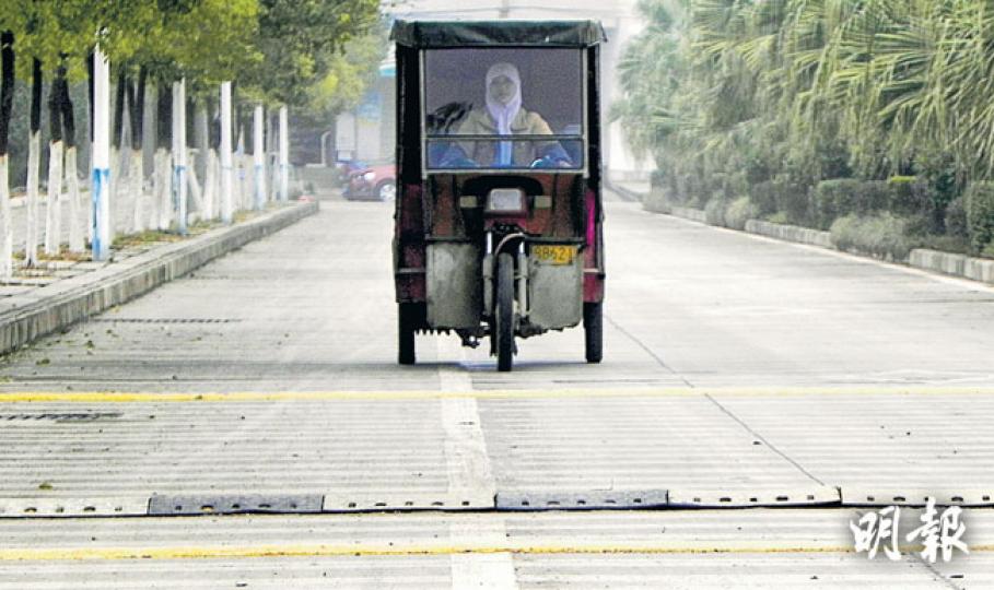 沙甸的每條街道,路面都新設置了多條車輛減速帶,以防止再有恐襲事件發生。(明報記者攝)昆明恐襲事件發生前兩日,兩名兇徒在沙甸試爆炸藥受傷,前往雞街醫院求醫,醫院報警後兩人被警方拘捕。(明報記者攝)雲南與東南亞國家接壤,沙甸亦成為「疆獨」分子偷渡「大本營」。(明報記者攝)個舊市的火車站一度是疆獨分子的恐襲目標。(明報記者攝)沙甸現在不時仍能看見全身穿黑色罩袍及戴黑面巾的婦女。(明報記者攝) 沙甸的每條街道,路面都新設置了多條車輛減速帶,以防止再有恐襲事件發生。(明報記者攝)昆明恐襲事件發生前兩日,兩名兇徒在沙甸試爆炸藥受傷,前往雞街醫院求醫,醫院報警後兩人被警方拘捕。(明報記者攝)雲南與東南亞國家接壤,沙甸亦成為「疆獨」分子偷渡「大本營」。(明報記者攝)個舊市的火車站一度是疆獨分子的恐襲目標。(明報記者攝)沙甸現在不時仍能看見全身穿黑色罩袍及戴黑面巾的婦女。(明報記者攝)