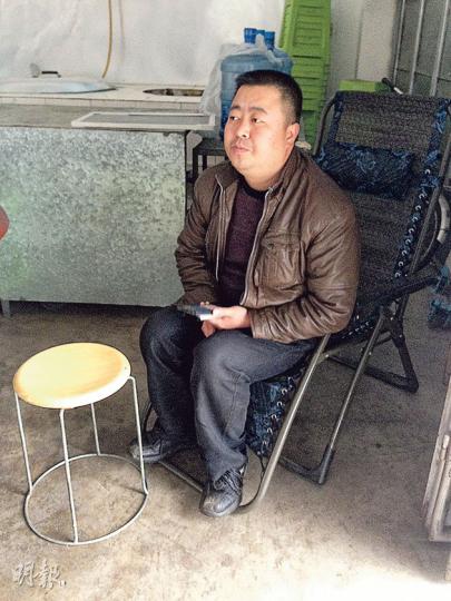 當地開餐廳的何姓老闆指,恐襲後對戴面紗的新疆人還是會感到害怕。(明報記者攝) 當地開餐廳的何姓老闆指,恐襲後對戴面紗的新疆人還是會感到害怕。(明報記者攝)