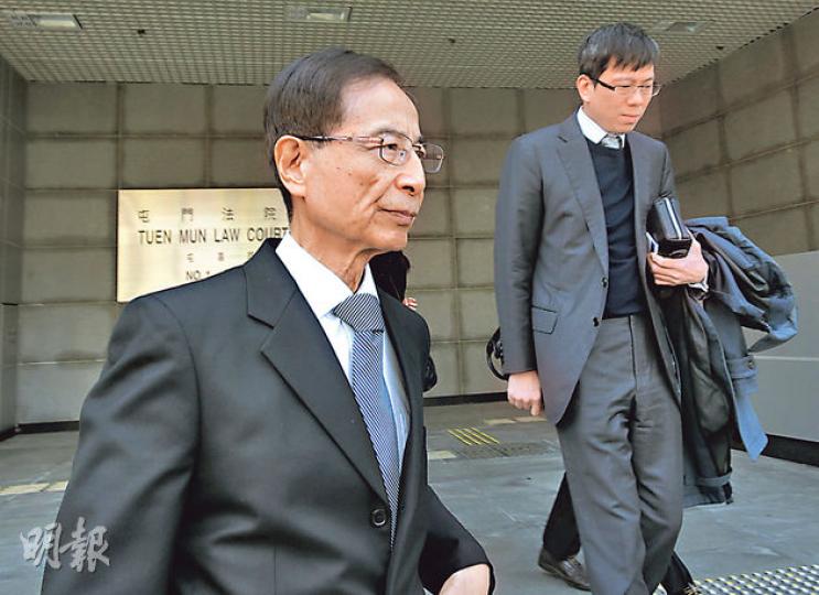 資深大律師李柱銘(左)與律師林耀強(右)代表「連儂牆」畫花少女出庭應訊,李柱銘承認今次是義務提供服務。(張梓鈴攝) 資深大律師李柱銘(左)與律師林耀強(右)代表「連儂牆」畫花少女出庭應訊,李柱銘承認今次是義務提供服務。(張梓鈴攝)