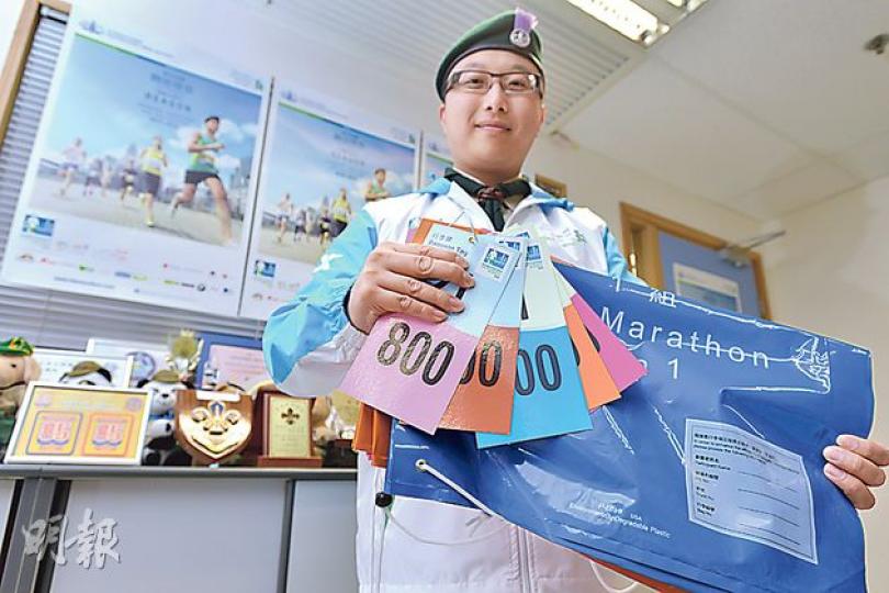 負責統籌渣馬選手包派發及比賽當日行李寄存的鍾震宇(圖)說,今年行李寄存袋上新增標籤(右下角),供跑手填上個人資料。(黃志東攝) 負責統籌渣馬選手包派發及比賽當日行李寄存的鍾震宇(圖)說,今年行李寄存袋上新增標籤(右下角),供跑手填上個人資料。(黃志東攝)