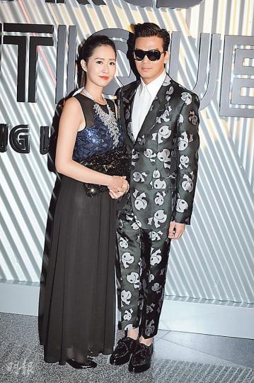 陳曉東偕同太太王妤嫻現身,東東嫂不時用手袋遮肚,原來已懷孕兩個月。(攝影:孫華中)與Jessica C.分屬同門的模特兒陳瑞瑩,有「翻版碧咸嫂」之稱,以出位裝束搶鏡,變昨晚時裝騷性感之最。(攝影:孫華中) 陳曉東偕同太太王妤嫻現身,東東嫂不時用手袋遮肚,原來已懷孕兩個月。(攝影:孫華中)與Jessica C.分屬同門的模特兒陳瑞瑩,有「翻版碧咸嫂」之稱,以出位裝束搶鏡,變昨晚時裝騷性感之最。(攝影:孫華中)
