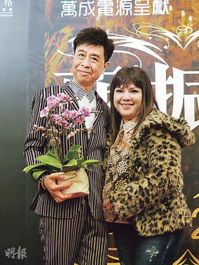 露雲娜(右)送上蘭花,寓意葉振棠是樂壇長青樹。(攝影/記者:柯美) 露雲娜(右)送上蘭花,寓意葉振棠是樂壇長青樹。(攝影/記者:柯美)