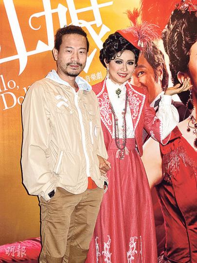 羅敏莊感激老公陳國邦幫手湊女,讓她可專心演好音樂劇。(攝影/記者﹕李潔盈)宣萱專程來捧好友羅敏莊場。(攝影/記者﹕李潔盈) 羅敏莊感激老公陳國邦幫手湊女,讓她可專心演好音樂劇。(攝影/記者﹕李潔盈)宣萱專程來捧好友羅敏莊場。(攝影/記者﹕李潔盈)