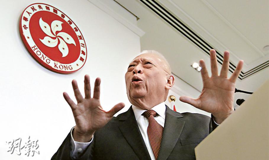 全國政協副主席、前特首董建華昨罕有召開記招回應《施政報告》。他表示，認同特首梁振英在施政報告中批評港大學生會刊物《學苑》的做法，認為文章內容叫人憂慮。他指出，港人不能以「外人」的角度去看國家安全問題，而《基本法》23條「總有一日會立法」，而這也是港府的責任。（李澤彤攝）