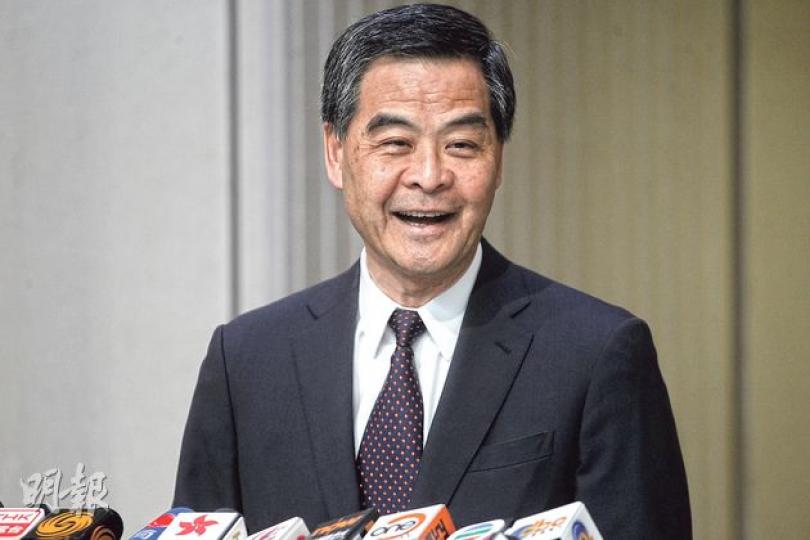 特首梁振英昨出席行政會議前,被問到董建華點評《施政報告》是否中央認為他「搞唔掂」,梁振英回應指如此猜測「太有想像力」。 (李紹昌攝)董建華(右)昨早打了一條銀色領帶現身灣仔會展附近,至下午出席記者會回應《施政報告》時,則特別換上一條棗紅色波點領帶。董在記者會上否認高調回應《施政報告》是北京指示他「撐梁」,又指這說法「好有想像力」。(余俊亮攝)(明報製圖) 特首梁振英昨出席行政會議前,被問到董建華點評《施政報告》是否中央認為他「搞唔掂」,梁振英回應指如此猜測「太有想像力」。 (李紹昌攝)董建華(右)昨早打了一條銀色領帶現身灣仔會展附近,至下午出席記者會回應《施政報告》時,則特別換上一條棗紅色波點領帶。董在記者會上否認高調回應《施政報告》是北京指示他「撐梁」,又指這說法「好有想像力」。(余俊亮攝)(明報製圖)