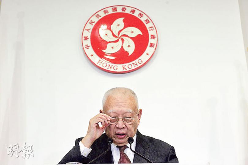 前特首董建華噚日企咗接近一個鐘都無腳痛,不過Emily留意到佢有少少手震,但董伯伯話自己「OK嘅」,仲預告將來有需要都會出嚟講嘢。(李澤彤攝) 前特首董建華噚日企咗接近一個鐘都無腳痛,不過Emily留意到佢有少少手震,但董伯伯話自己「OK嘅」,仲預告將來有需要都會出嚟講嘢。(李澤彤攝)