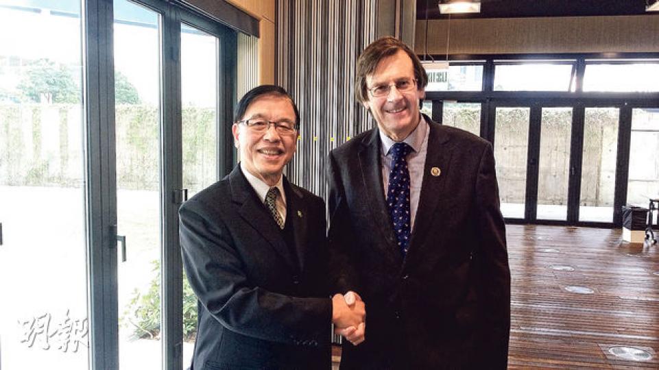 英國土木工程師學會會長David Balmforth（右）上周訪港，並了解本港基建施工情况。圖左為建造業議會主席李承仕。（黃俊鋒攝）