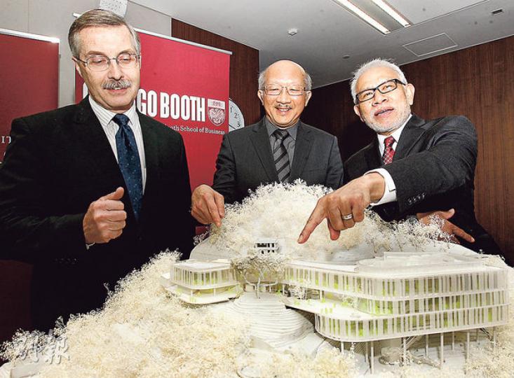 芝加哥大學布思商學院副院長Bill Kooser（左起）、譚秉榮建築事務所建築師甄孟仁、芝大工程項目管理總監Gavin Tun昨公布由摩星嶺前域多利道扣押中心改建的「芝加哥大學香港中心」校舍設計。（李紹昌攝）