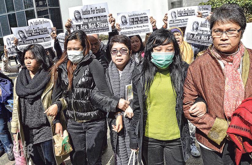 印傭Erwiana（前排右二）與另一名事主印傭Tutik（左二）昨在10多名外傭聲援下到庭旁聽。（余俊亮攝）