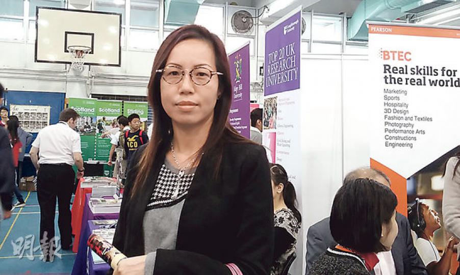 家長鍾太說，因不希望兒子學業壓力太大而安排他讀國際學校，兒子將升讀大學，她不會因香港政治環境而不考慮本港大學，會尊重其意願。（田青青攝）