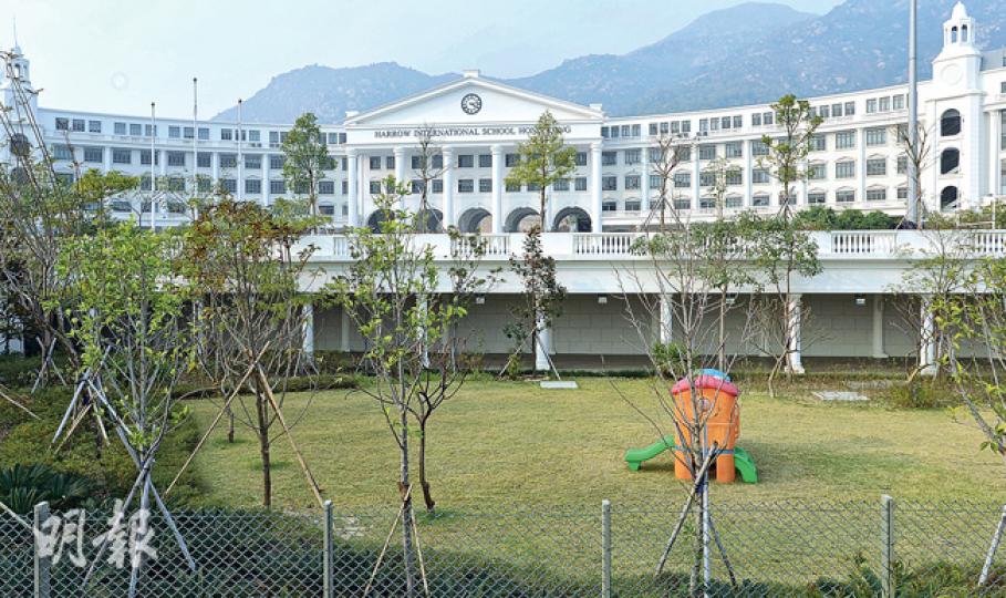 非牟利學校哈羅香港國際學校於2009年獲政府批出圖中屯門掃管笏、面積3.34公頃的用地，以及批出一筆2.7億元免息貸款，政府因而少收8401萬元利息收入。（鄧宗弘攝）邱達強是富地石油副主席，記者前往其位於灣仔會展廣場辦公大樓的辦公室，門外告示牌標示「哈羅國際管理服務有限公司」與富地位於同一位置。邱亦是哈羅管理的董事。（郭慶輝攝）