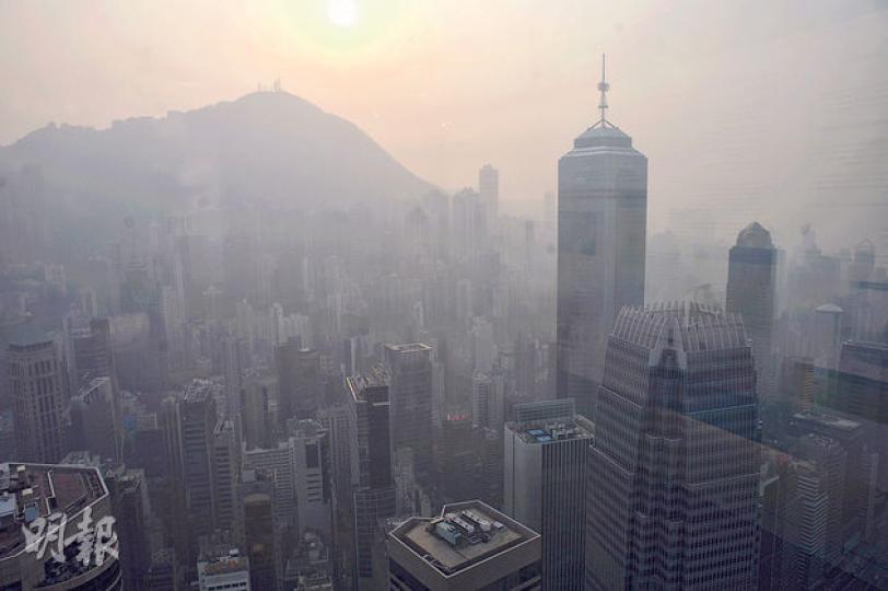 中環路邊監測站指數錄得超過10的嚴重水平，在國金二期金管局望向中環方向，一片煙霧迷濛。（葉家豪攝）本港昨日多區空氣污染嚴重，屯門區指數爆表，三聖村碼頭的日落亦被虛掩在一片煙霞後面。（鄧宗弘攝）