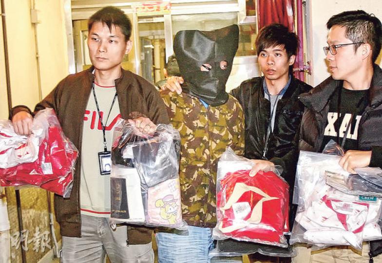 警方拘捕一名曾任機場行李員的男子,他涉嫌5項盜竊及1項勒索罪。探員其寓所搜出多套國泰空姐制服。(伍浦鋒攝) 警方拘捕一名曾任機場行李員的男子,他涉嫌5項盜竊及1項勒索罪。探員其寓所搜出多套國泰空姐制服。(伍浦鋒攝)