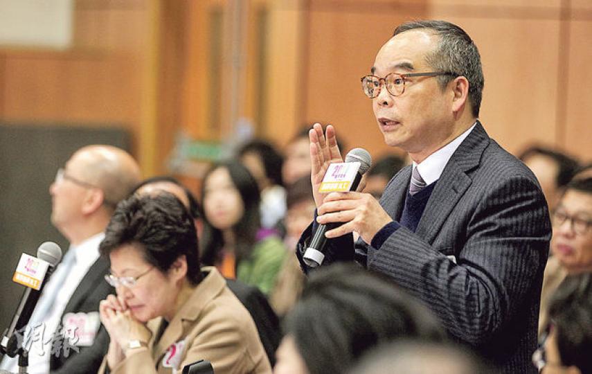 政制局副局長劉江華(右)跟政改三人組出席公開場合時甚少發言,難得噚晚有機會講嘢,表情精靈。前排左為局長譚志源,中為政務司長林鄭月娥。(李澤彤攝) 政制局副局長劉江華(右)跟政改三人組出席公開場合時甚少發言,難得噚晚有機會講嘢,表情精靈。前排左為局長譚志源,中為政務司長林鄭月娥。(李澤彤攝)