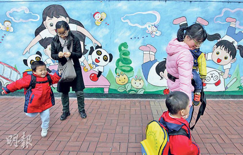 今日起一連三日為幼稚園統一註冊日，家長只可保留一間學券幼稚園的學額。圖為家長接送幼稚園學童情况。（李澤彤攝）