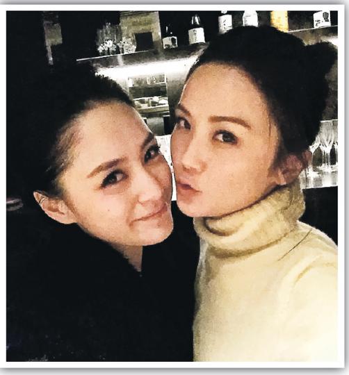 阿嬌（左）牛一，好姊妹阿Sa（右）當然有所表示。（微博圖片）