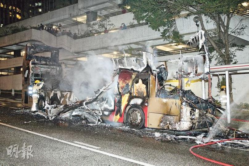 雙層冷氣九巴在大火中被燒剩單層底盤和少許支架,幸乘客及時疏散,無人受傷。(伍浦鋒攝) 雙層冷氣九巴在大火中被燒剩單層底盤和少許支架,幸乘客及時疏散,無人受傷。(伍浦鋒攝)