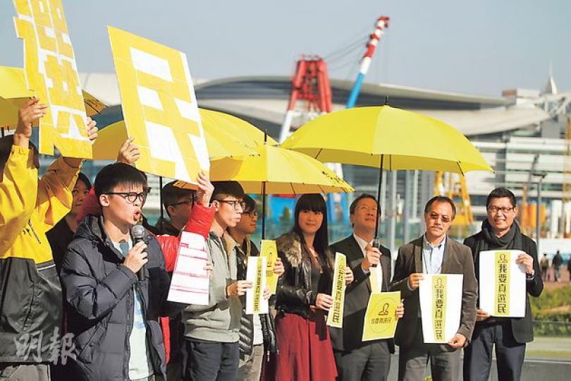 民陣聯同40多個民間團體,包括學聯、學民思潮,以及文化監暴等,發起「我要真選民」運動,將會在全港各區擺街站呼籲市民登記做選民,抗衡建制派及「種票」。(郭慶輝攝) 民陣聯同40多個民間團體,包括學聯、學民思潮,以及文化監暴等,發起「我要真選民」運動,將會在全港各區擺街站呼籲市民登記做選民,抗衡建制派及「種票」。(郭慶輝攝)