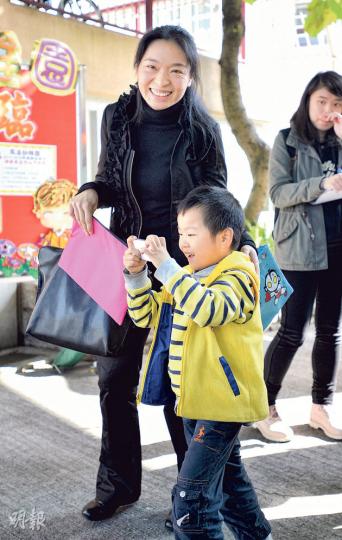 雙非母親陳太去年為讓長女來港讀小學,舉家遷來香港,幼子卻無法覓得幼稚園插班位,已5個月沒有上學,但陳太認為香港教育更優質,不後悔來港產子。(盧翊銘攝)(明報製圖) 雙非母親陳太去年為讓長女來港讀小學,舉家遷來香港,幼子卻無法覓得幼稚園插班位,已5個月沒有上學,但陳太認為香港教育更優質,不後悔來港產子。(盧翊銘攝)(明報製圖)