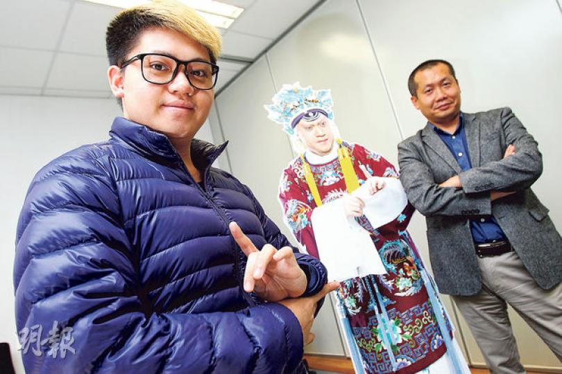 西九表演藝術行政總監茹國烈(右)說,「粵劇新星展」下月21日至3月2日將於高山劇場舉行,21歲的譚穎倫(左)會在劇目《佘太君掛帥》反串女角,主演宋代楊門女將佘太君(中)。(林俊源攝)(明報製圖) 西九表演藝術行政總監茹國烈(右)說,「粵劇新星展」下月21日至3月2日將於高山劇場舉行,21歲的譚穎倫(左)會在劇目《佘太君掛帥》反串女角,主演宋代楊門女將佘太君(中)。(林俊源攝)(明報製圖)