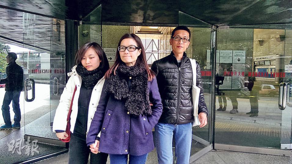 被告顏淑慧(中)涉以菜刀斬傷以掃帚驅趕其哥基犬的印傭手指,昨由丈夫(右)及女兒(左)陪同到庭受審。(章淑廉攝)疑被前僱主斬傷左手無名指的印傭Ani Andriyani(右),昨獲疑被前僱主虐待的同鄉Eriwana(左)到庭支持。(章淑廉攝) 被告顏淑慧(中)涉以菜刀斬傷以掃帚驅趕其哥基犬的印傭手指,昨由丈夫(右)及女兒(左)陪同到庭受審。(章淑廉攝)疑被前僱主斬傷左手無名指的印傭Ani Andriyani(右),昨獲疑被前僱主虐待的同鄉Eriwana(左)到庭支持。(章淑廉攝)