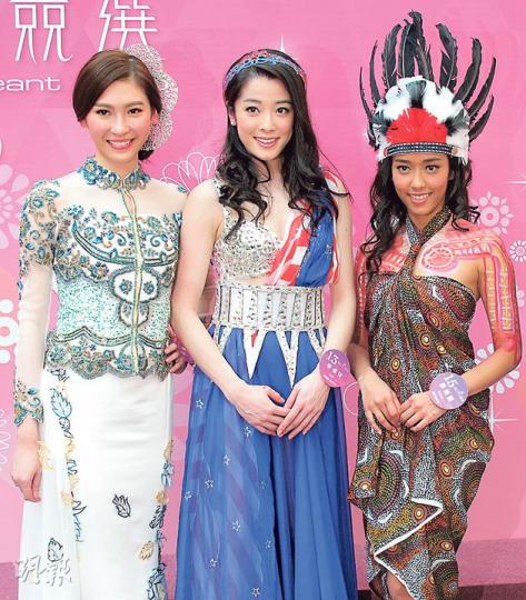 贏了民族服裝演繹獎的⑦許愫恩(左),與(13)李卓兒(中)、(15)蔡美霆(右)皆是熱門人馬。(攝影/記者﹕鍾一虹)前華姐張名雅(左起)、張曦雯、朱璇及張嘉兒齊現身為今屆華姐選舉谷宣傳。(攝影/記者﹕鍾一虹) 贏了民族服裝演繹獎的⑦許愫恩(左),與(13)李卓兒(中)、(15)蔡美霆(右)皆是熱門人馬。(攝影/記者﹕鍾一虹)前華姐張名雅(左起)、張曦雯、朱璇及張嘉兒齊現身為今屆華姐選舉谷宣傳。(攝影/記者﹕鍾一虹)