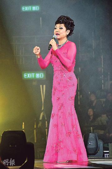 葉麗儀前晚舉行首場演唱會,與歌迷重溫入行45年來的軼事及經典金曲。(攝影:梁迺楠)原本身在澳洲的兒子瞞住葉麗儀返港,更突然上台獻花,令她驚喜萬分!(攝影:梁迺楠)演唱會尾聲時,熒幕播出葉麗儀三代同堂的家庭生活照。(攝影:梁迺楠) 葉麗儀前晚舉行首場演唱會,與歌迷重溫入行45年來的軼事及經典金曲。(攝影:梁迺楠)原本身在澳洲的兒子瞞住葉麗儀返港,更突然上台獻花,令她驚喜萬分!(攝影:梁迺楠)演唱會尾聲時,熒幕播出葉麗儀三代同堂的家庭生活照。(攝影:梁迺楠)