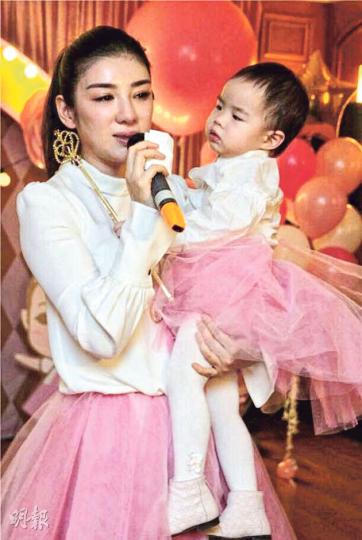 在女兒Alice兩歲生日會上,黃奕哭到鼻紅眼腫。(微博圖片) 在女兒Alice兩歲生日會上,黃奕哭到鼻紅眼腫。(微博圖片)