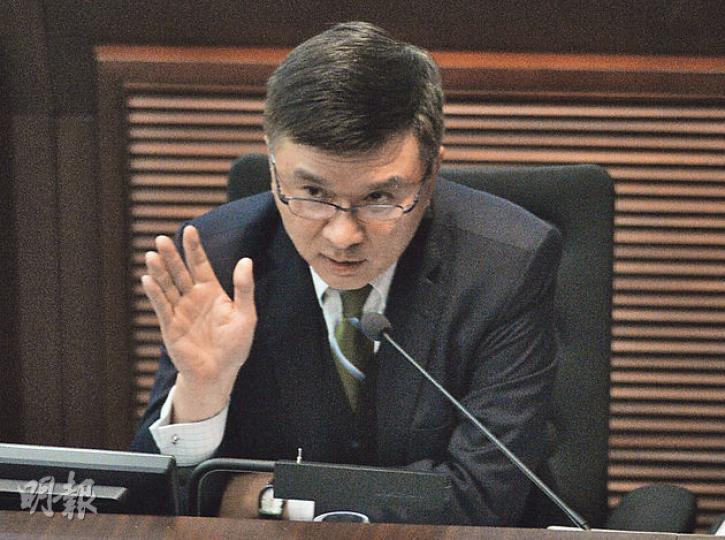 財經事務及庫務局長陳家強(圖)昨未有正面回應抽起財會議程是否有政治考慮,僅表示財會已經出現撥款項目「大塞車」,把議程抽起納入預算案是「最順理成章的事」。(盧翊銘攝) 財經事務及庫務局長陳家強(圖)昨未有正面回應抽起財會議程是否有政治考慮,僅表示財會已經出現撥款項目「大塞車」,把議程抽起納入預算案是「最順理成章的事」。(盧翊銘攝)