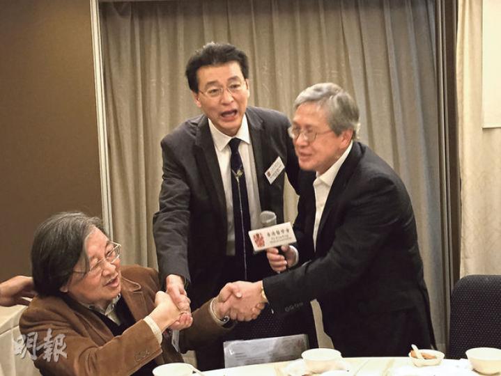 醫學會元老蔡堅(左)同現任會長史泰祖(中),為咗政改民調面左左,上屆會長謝鴻興(右)噚日拉埋佢哋兩個,3個男人交叉手互握。史泰祖讚謝鴻興識做,仲話抵請佢飲茶。(梁杏怡攝) 醫學會元老蔡堅(左)同現任會長史泰祖(中),為咗政改民調面左左,上屆會長謝鴻興(右)噚日拉埋佢哋兩個,3個男人交叉手互握。史泰祖讚謝鴻興識做,仲話抵請佢飲茶。(梁杏怡攝)