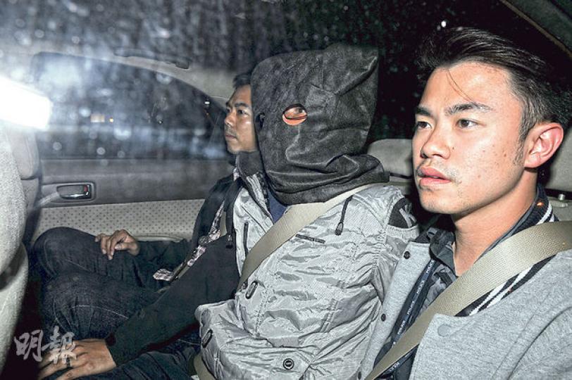 荃灣昨日發生斬人血案後,重案組探員在6小時後火速拉人,涉案疑犯戴上頭套帶回警署。(鍾炳然攝) 荃灣昨日發生斬人血案後,重案組探員在6小時後火速拉人,涉案疑犯戴上頭套帶回警署。(鍾炳然攝)