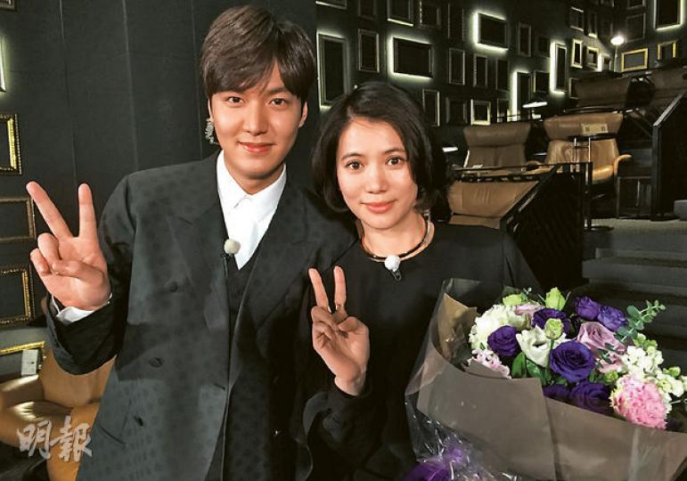 靚靚能與韓國男神李敏鎬見面並合照,大感圓滿!(微博圖片)合照時靚靚忍不住作狀想咀李敏鎬。(微博圖片)張智霖用手機與李敏鎬及老婆靚靚一齊影合照,十分雀躍。(微博圖片) 靚靚能與韓國男神李敏鎬見面並合照,大感圓滿!(微博圖片)合照時靚靚忍不住作狀想咀李敏鎬。(微博圖片)張智霖用手機與李敏鎬及老婆靚靚一齊影合照,十分雀躍。(微博圖片)
