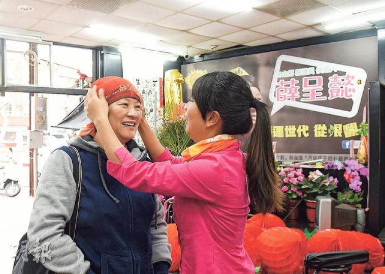 薛媽媽(左)既是女兒競選的出資人,也是助選團,圖為薛呈懿(右)為媽媽戴上競選頭巾。(陳淑安攝)薛呈懿從大學起投身社運,曾經參加去年3月的「太陽花」反服貿運動。圖為手持「太陽花」的薛呈懿。(陳淑安攝) 薛媽媽(左)既是女兒競選的出資人,也是助選團,圖為薛呈懿(右)為媽媽戴上競選頭巾。(陳淑安攝)薛呈懿從大學起投身社運,曾經參加去年3月的「太陽花」反服貿運動。圖為手持「太陽花」的薛呈懿。(陳淑安攝)
