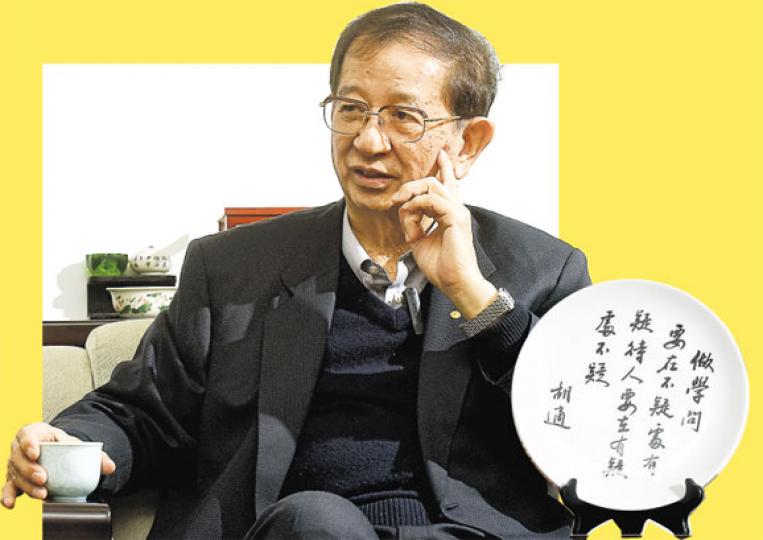 台灣中央研究院前院長李遠哲說,年輕人的覺醒帶動老一輩,台灣民主可能會走向下一階段。李的辦公室放有已故著名學者胡適的名言(左圖)﹕「做學問要在不疑處有疑,待人要在有疑處不疑」。(陳淑安攝) 台灣中央研究院前院長李遠哲說,年輕人的覺醒帶動老一輩,台灣民主可能會走向下一階段。李的辦公室放有已故著名學者胡適的名言(左圖)﹕「做學問要在不疑處有疑,待人要在有疑處不疑」。(陳淑安攝)