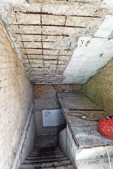 銀漢街其中一幢釘契唐樓頂層天花剝落,露出鋼筋,失修情况在屋宇署發出修葺令後未見改善。(李紹昌攝)馬頭圍道58及60號唐樓的3樓有單位分間8間劏房出租,走廊相當狹窄,勉強容得下一人走過,天花鋼筋外露。(李紹昌攝) 銀漢街其中一幢釘契唐樓頂層天花剝落,露出鋼筋,失修情况在屋宇署發出修葺令後未見改善。(李紹昌攝)馬頭圍道58及60號唐樓的3樓有單位分間8間劏房出租,走廊相當狹窄,勉強容得下一人走過,天花鋼筋外露。(李紹昌攝)