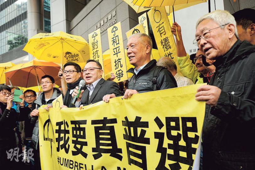 佔中三子(右二起)朱耀明、戴耀廷及陳健民昨日應警方預約到警署被拘捕。到場聲援的天主教陳日君樞機(右一)稱對未能被拘捕感到失望,「希望下一輪有我份」。(胡景禧攝) 佔中三子(右二起)朱耀明、戴耀廷及陳健民昨日應警方預約到警署被拘捕。到場聲援的天主教陳日君樞機(右一)稱對未能被拘捕感到失望,「希望下一輪有我份」。(胡景禧攝)