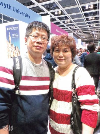 與中五幼子一同到英國教育展參觀的梁氏夫婦(圖)稱,看見讀大學的長子被「洗腦」,思想變得偏激,不願接受不同立場的意見,故決意送幼子到外國讀書。(陳倢朗攝) 與中五幼子一同到英國教育展參觀的梁氏夫婦(圖)稱,看見讀大學的長子被「洗腦」,思想變得偏激,不願接受不同立場的意見,故決意送幼子到外國讀書。(陳倢朗攝)