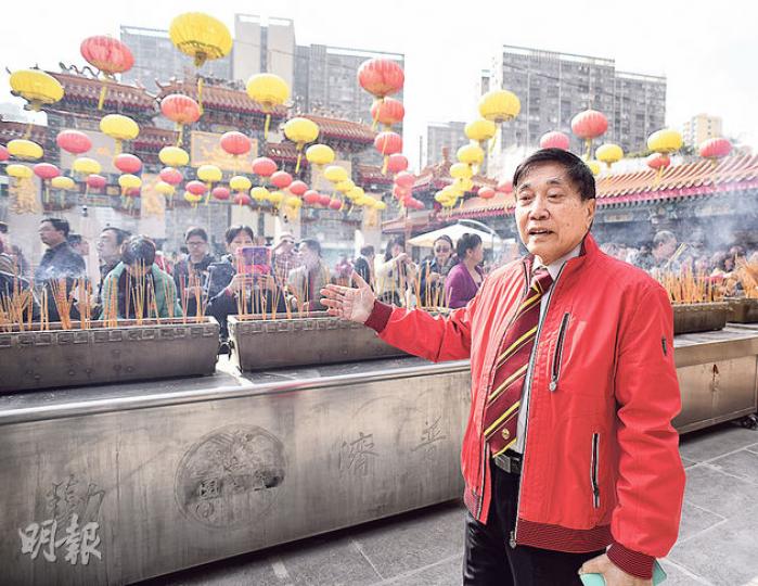 信眾到黃大仙祠拜神求平安,該祠監院李耀輝指籤語雖靈驗,但「有求必應」是指為信眾的疑難引路,而非應驗超乎想像的願望。其身後香爐今年底將引入環保元素,加設減煙系統,令祠內不再煙霧瀰漫。(陳淑安攝)為節省人手,嗇色園於2009年自行研發一套數碼系統點算籤的數目,替每支籤裝上銀色微型RFID晶片,配合電腦系統,3至5秒便數完籤,更能辨認出丟失了哪一支籤。(陳淑安攝) 信眾到黃大仙祠拜神求平安,該祠監院李耀輝指籤語雖靈驗,但「有求必應」是指為信眾的疑難引路,而非應驗超乎想像的願望。其身後香爐今年底將引入環保元素,加設減煙系統,令祠內不再煙霧瀰漫。(陳淑安攝)為節省人手,嗇色園於2009年自行研發一套數碼系統點算籤的數目,替每支籤裝上銀色微型RFID晶片,配合電腦系統,3至5秒便數完籤,更能辨認出丟失了哪一支籤。(陳淑安攝)