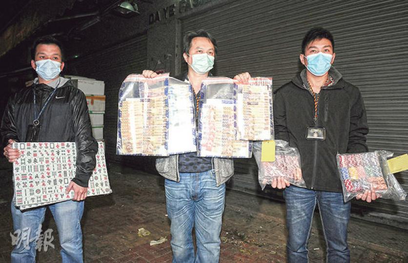 新界南總區展開「犁庭掃穴」反黑行動,其間在荃灣二陂坊搗破非法賭檔,帶走賭客及男主持人,並檢走一批現金及賭具。(蔡方山攝) 新界南總區展開「犁庭掃穴」反黑行動,其間在荃灣二陂坊搗破非法賭檔,帶走賭客及男主持人,並檢走一批現金及賭具。(蔡方山攝)