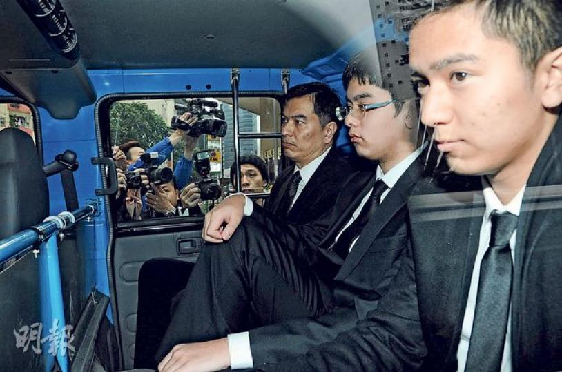 吳忠義與兩兒子澋滔(右)與景燿(中)坐靈車上,面對傳媒,3人皆保持沉默,要靜靜陪司馬燕在香港兜最後一圈。(攝影﹕娛樂組)載着司馬燕靈柩的木箱被抬上靈車。(攝影﹕娛樂組)晚上9時許,吳忠義帶兩兒子澋滔(中)、景燿(左)換上便服抵機場。(攝影﹕娛樂組)吳澋滔(左)與弟弟景燿(右)心情沉重。(攝影﹕娛樂組)吳忠義搭着細仔景燿膊頭,父子互相支持。(攝影﹕娛樂組)靈車抵國泰航空貨運站,駛進鮮活貨物處理中心。(攝影﹕娛樂組) 吳忠義與兩兒子澋滔(右)與景燿(中)坐靈車上,面對傳媒,3人皆保持沉默,要靜靜陪司馬燕在香港兜最後一圈。(攝影﹕娛樂組)載着司馬燕靈柩的木箱被抬上靈車。(攝影﹕娛樂組)晚上9時許,吳忠義帶兩兒子澋滔(中)、景燿(左)換上便服抵機場。(攝影﹕娛樂組)吳澋滔(左)與弟弟景燿(右)心情沉重。(攝影﹕娛樂組)吳忠義搭着細仔景燿膊頭,父子互相支持。(攝影﹕娛樂組)靈車抵國泰航空貨運站,駛進鮮活貨物處理中心。(攝影﹕娛樂組)