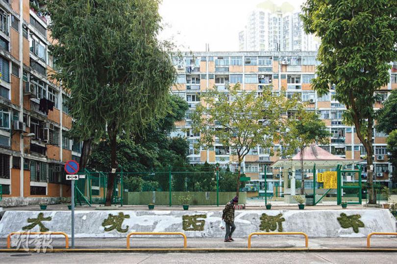 (陳嘉文攝)(陳嘉文攝)邨裏公共空間不算多,但兩個休憩處都很渺無人煙,「無人坐那兒的,天口㷫時好熱的」。(陳嘉文攝)(陳嘉文攝)大坑西邨是老式屋邨,樓高八九層,全沒有電梯,人人出入動輒爬幾層樓梯。有個負責清潔的叔叔說,這裏不少老人家八九十歲,日日行樓梯,特別長命!(陳嘉文攝)(陳嘉文攝)(明報製圖) (陳嘉文攝)(陳嘉文攝)邨裏公共空間不算多,但兩個休憩處都很渺無人煙,「無人坐那兒的,天口㷫時好熱的」。(陳嘉文攝)(陳嘉文攝)大坑西邨是老式屋邨,樓高八九層,全沒有電梯,人人出入動輒爬幾層樓梯。有個負責清潔的叔叔說,這裏不少老人家八九十歲,日日行樓梯,特別長命!(陳嘉文攝)(陳嘉文攝)(明報製圖)