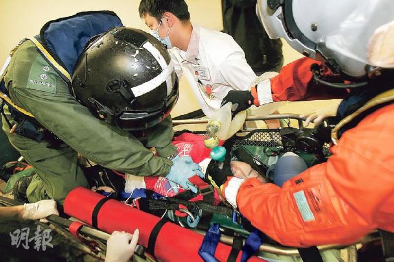 在西貢燕子岩郊遊墮海遇溺的女子由飛行服務隊直升機救起送院,其間醫護人員騎在牀上一直為她施心外壓急救,但她最終不治。(林智傑攝) 在西貢燕子岩郊遊墮海遇溺的女子由飛行服務隊直升機救起送院,其間醫護人員騎在牀上一直為她施心外壓急救,但她最終不治。(林智傑攝)