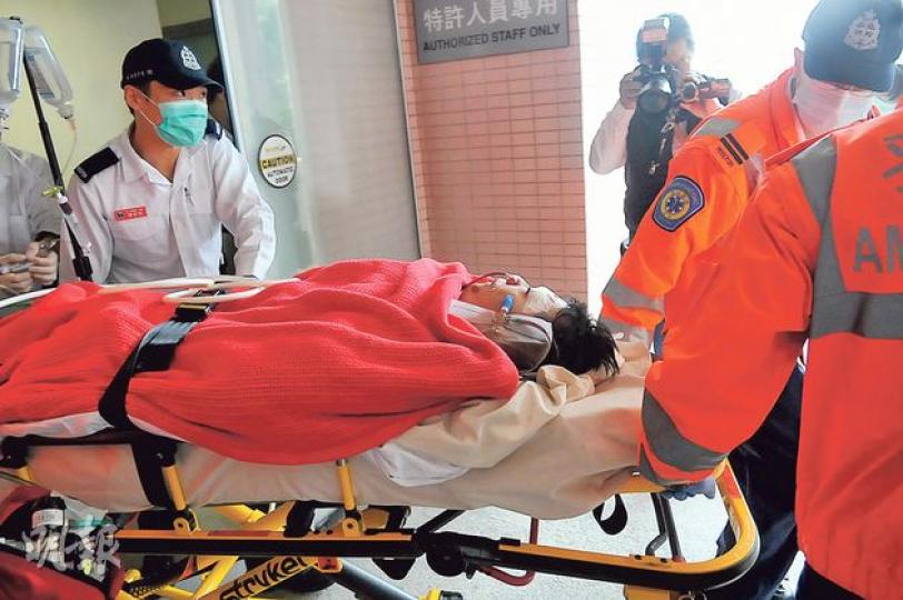 24歲姓吳跑手比賽期間昏迷受傷,口鼻有血,送律敦治醫院搶救後,轉送東區醫院深切治療部留醫。(林智傑攝)要完成全長42.195公里的馬拉松賽事並不容易,有跑手捱過終點後即蹲下嘔吐大作。(葉家豪攝)(明報製圖) 24歲姓吳跑手比賽期間昏迷受傷,口鼻有血,送律敦治醫院搶救後,轉送東區醫院深切治療部留醫。(林智傑攝)要完成全長42.195公里的馬拉松賽事並不容易,有跑手捱過終點後即蹲下嘔吐大作。(葉家豪攝)(明報製圖)