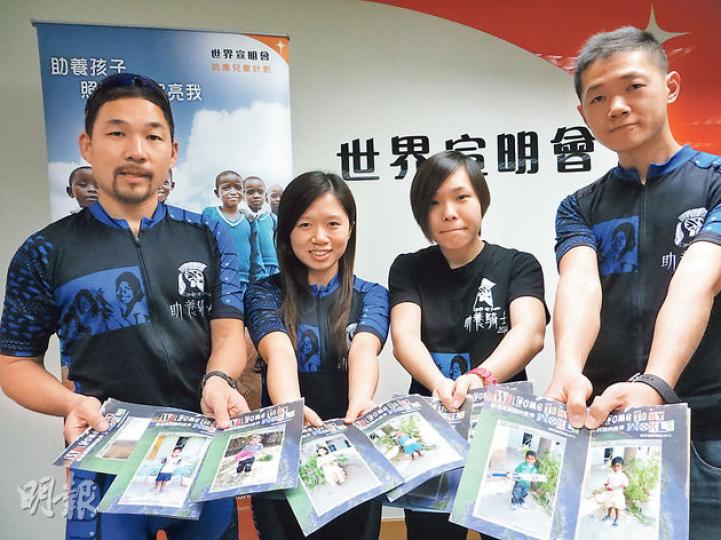 「助養騎士」發起人Ken sir(左一)及Joan(左二)等義工開始思考新一年活動,以籌募助養費。(陳倢朗攝) 「助養騎士」發起人Ken sir(左一)及Joan(左二)等義工開始思考新一年活動,以籌募助養費。(陳倢朗攝)
