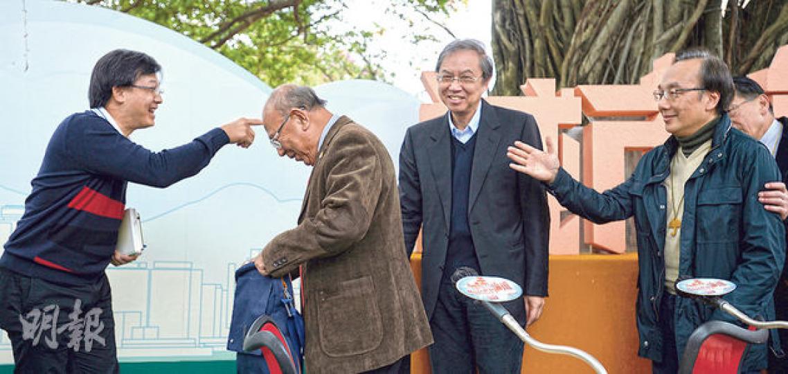 律師會前會長何君堯(左起)、民政事務局前局長藍鴻震、真普聯召集人鄭宇碩,以及公民黨黨魁梁家傑,昨出席港台節目《城市論壇》討論一國兩制。何君堯與梁家傑激辯香港應否引入國家安全法。照片因角度關係,出現有趣場面。(盧翊銘攝)警方已就民陣下月1日爭取真普選遊行,發出不反對通知書。民陣質疑部分條款不合理,認為警方蓄意阻撓遊行。(盧翊銘攝) 律師會前會長何君堯(左起)、民政事務局前局長藍鴻震、真普聯召集人鄭宇碩,以及公民黨黨魁梁家傑,昨出席港台節目《城市論壇》討論一國兩制。何君堯與梁家傑激辯香港應否引入國家安全法。照片因角度關係,出現有趣場面。(盧翊銘攝)警方已就民陣下月1日爭取真普選遊行,發出不反對通知書。民陣質疑部分條款不合理,認為警方蓄意阻撓遊行。(盧翊銘攝)