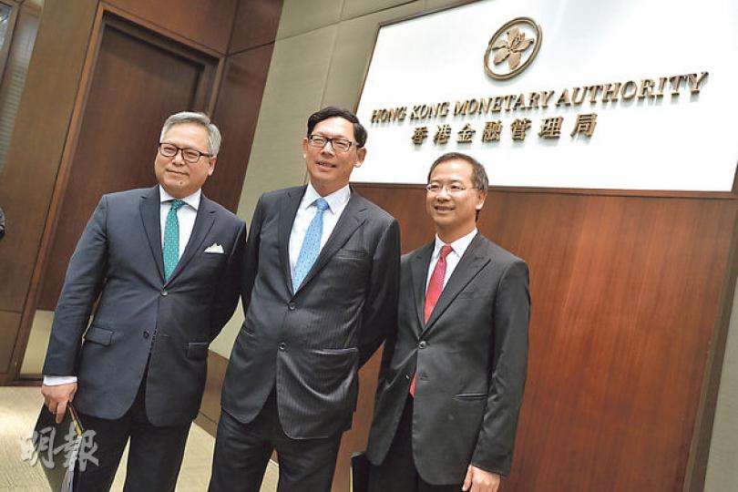金管局總裁陳德霖(中)昨稱,外匯損失拖低了整體投資回報率,預料今年的投資環境將更為困難。圖左為助理總裁朱兆荃,右為副總裁余偉文。(余俊亮攝) 金管局總裁陳德霖(中)昨稱,外匯損失拖低了整體投資回報率,預料今年的投資環境將更為困難。圖左為助理總裁朱兆荃,右為副總裁余偉文。(余俊亮攝)